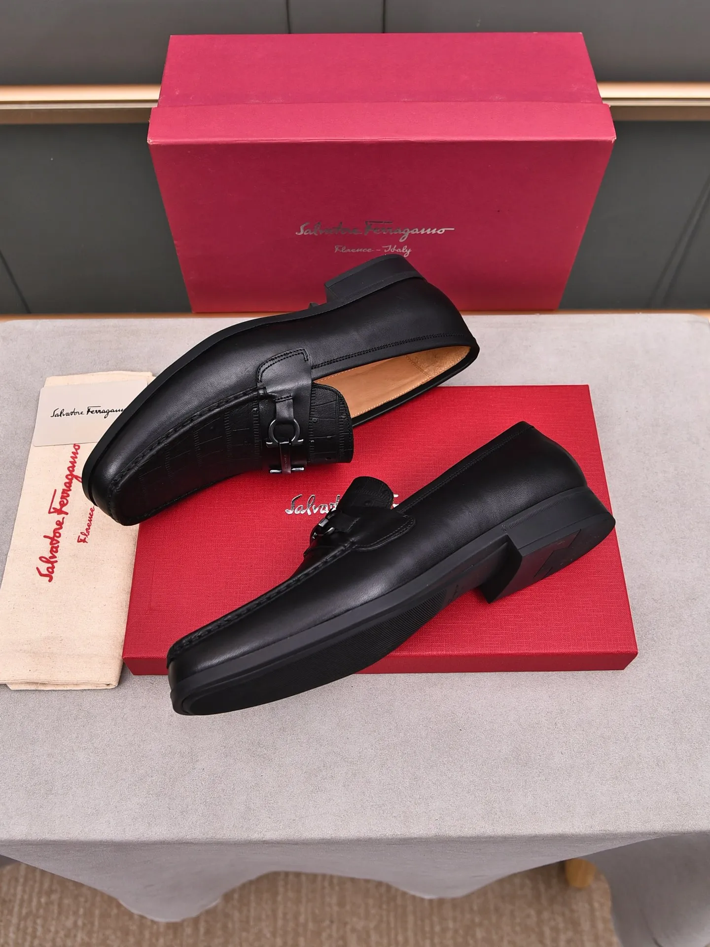 Factory: 250 [Original running volume quality] Brand: Ferragamo (Ferragamo) Size: Men's size 38/44 (45 can be customized) Grade: Same style as the official website High-end quality men's shoes Material: Original first-layer calfskin Water-dyed cowhide lining Original outsole Style category: Men's fashion formal business casual leather shoes Slip-on men's shoes high-top series Young fashion European and American trends British style Casual matching Comfortable feet